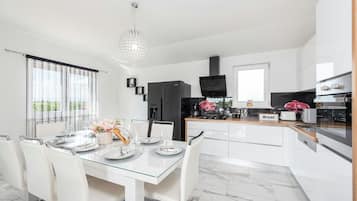 Kühlschrank, Mikrowelle, Ofen, Herdplatte