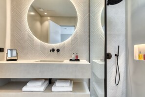 Regadera, secadora de cabello, batas, pantuflas 