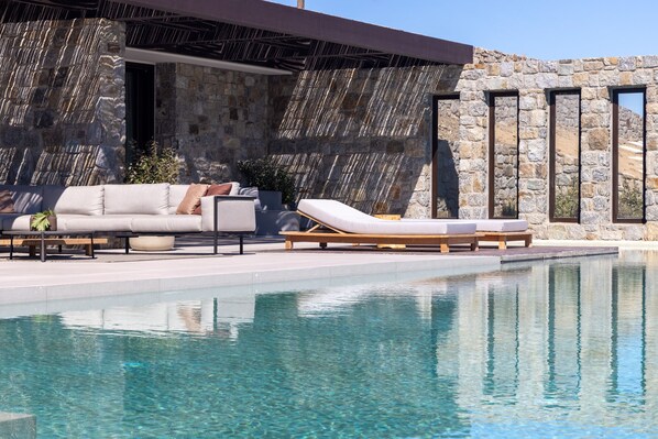 Außenpool (je nach Saison geöffnet), Sonnenschirme, Liegestühle