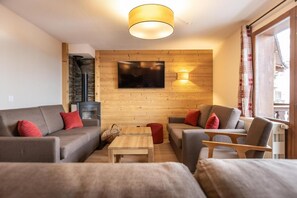 Living area - Wifi, 50m from ski slopes, fitness, swimming pool, sauna, balcony, fireplace or stove, tv (La Plagne-Tarentaise)