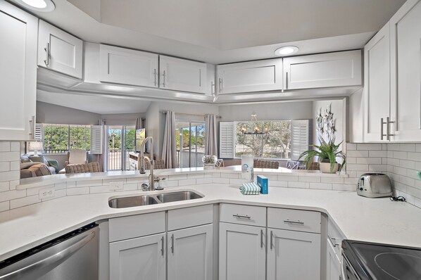 Réfrigérateur, four à micro-ondes, un four, surface de cuisson