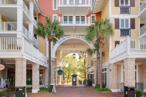 Exterior - Walk to the Beach ~ Golf Cart ~ Neighborhood Pool ~ Pet Friendly (Miramar Beach)