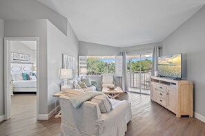 Smart TV - Walk to the Beach ~ Golf Cart ~ Neighborhood Pool ~ Pet Friendly (Miramar Beach)