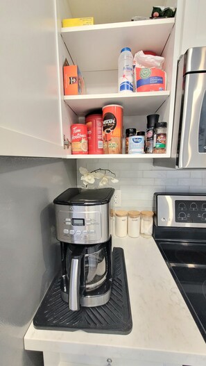 Fridge, microwave, oven, stovetop - ★ Beautiful 3 Bedroom Home - Parking, Wi-fi, near Hwy 401, 6 Beds available (Cambridge)