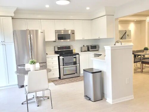 ★ Beautiful 3 Bedroom Home - Parking, Wi-fi, near Hwy 401, 6 Beds available