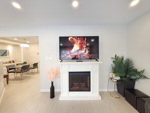 Interior - ★ Beautiful 3 Bedroom Home - Parking, Wi-fi, near Hwy 401, 6 Beds available (Cambridge)