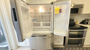 Refrigerador, microondas, horno y parrilla de estufa 