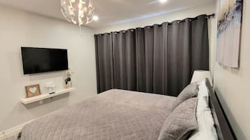 4 bedrooms, desk, iron/ironing board, free WiFi