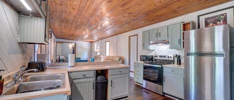 Kjøleskap, mikrobølgeovn, ovn og kokeplater