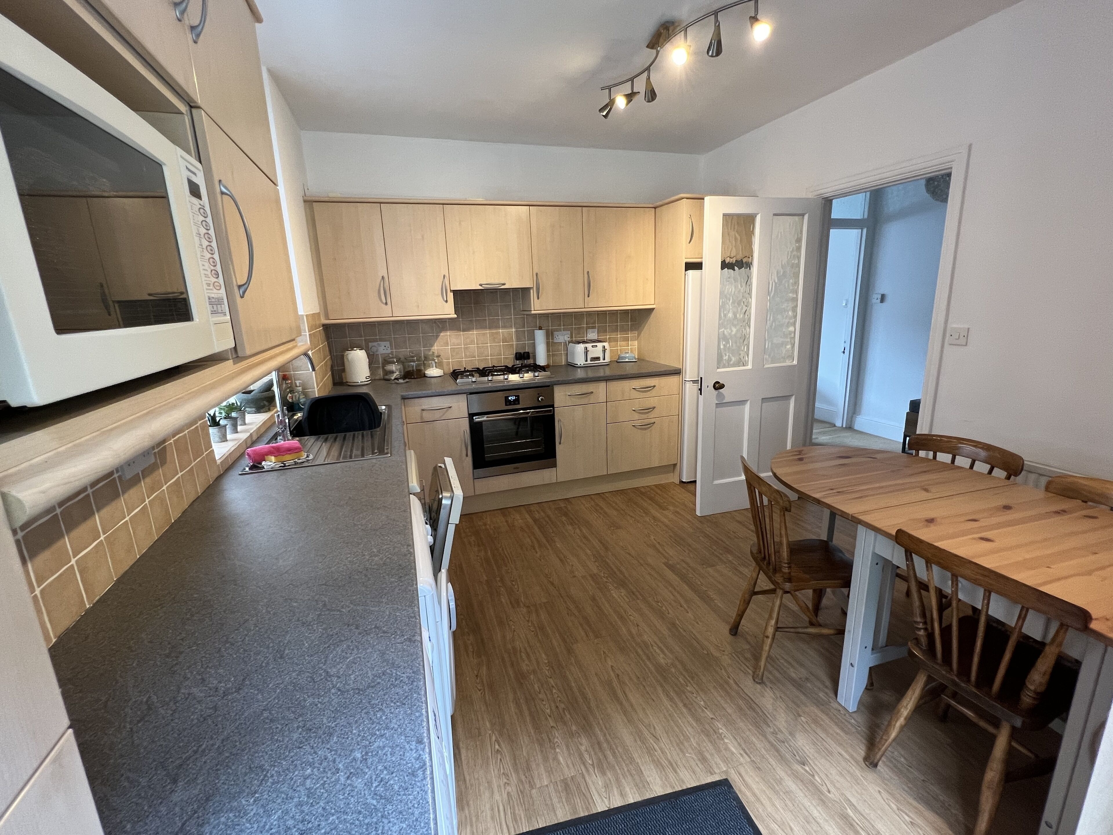 Refrigerador, microondas, horno y parrilla de estufa 