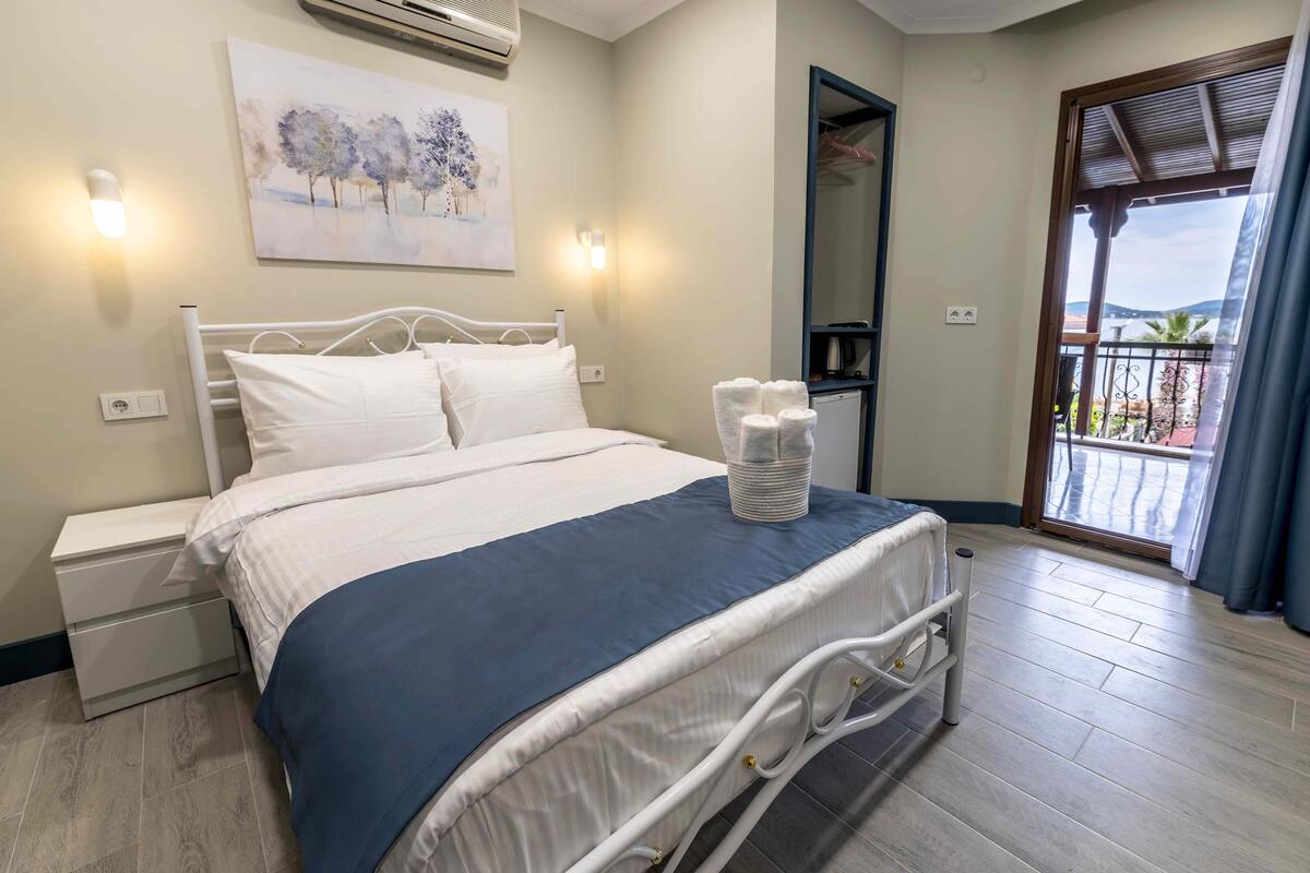Minibar (some free items), WiFi (free), bed sheets