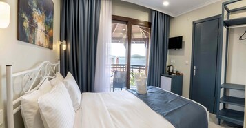Free minibar items, free WiFi, bed sheets