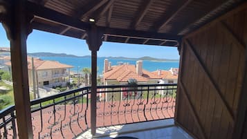 Standard Triple Room, Sea View | Free minibar items, free WiFi, bed sheets