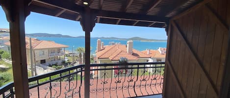 Standard Triple Room, Sea View | Free minibar items, free WiFi, bed sheets