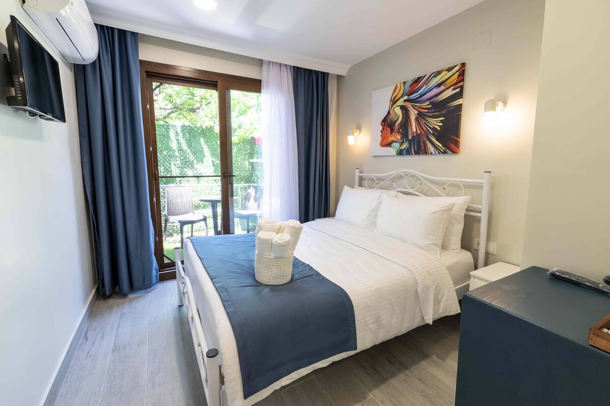 Minibar (some free items), WiFi (free), bed sheets