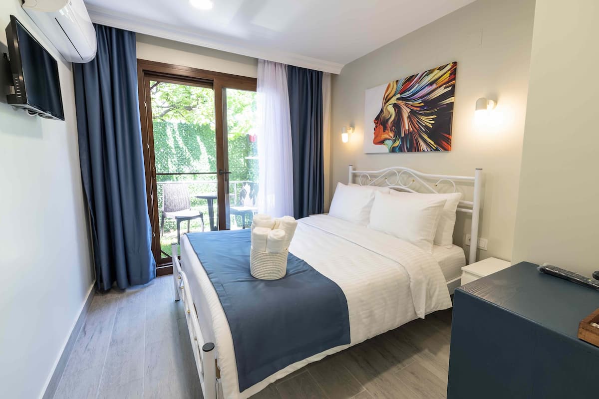 Minibar (some free items), WiFi (free), bed sheets