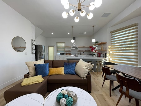 Smart TV. ★GRANDIOSE 3B2B MODERNIZED HOME★