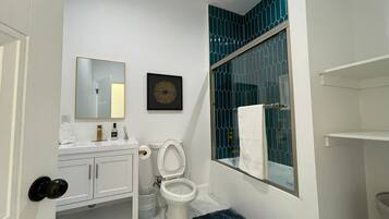 Combined shower/bathtub, hair dryer, towels, soap