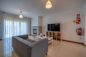 32-inch Smart TV with digital channels, TV - Central Suites Arouca (Arouca)