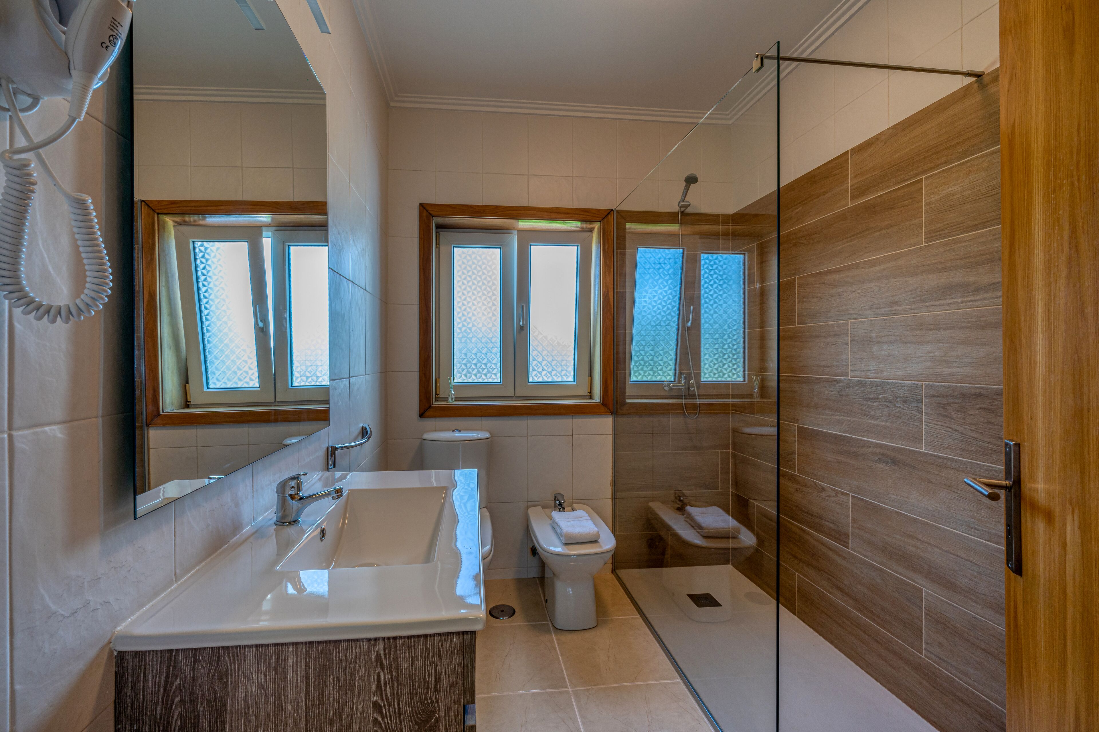 Articles de toilette gratuits, sèche-cheveux, bidet, serviettes fournies