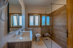 Articles de toilette gratuits, sèche-cheveux, bidet, serviettes fournies