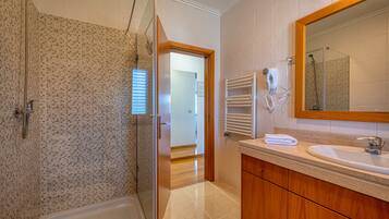 Gratis toiletartikelen, een haardroger, een bidet, handdoeken