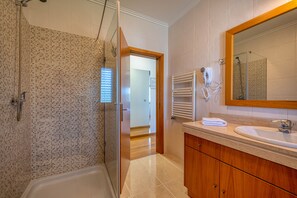 Gratis toiletartikelen, een haardroger, een bidet, handdoeken
