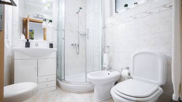 Combined shower/bathtub, bidet