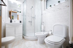 Ensemble baignoire-douche, bidet