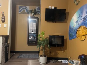 Interior - Cozy Studio adjacent to Augusta Nationals, onsite parking and separate entrance. (Augusta)