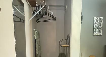 Cozy Studio adjacent to Augusta Nationals, onsite parking and separate entrance.