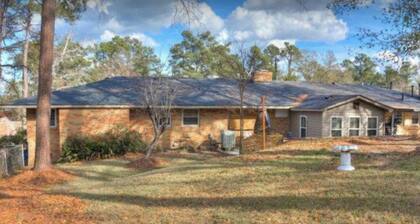 Cozy Studio adjacent to Augusta Nationals, onsite parking and separate entrance.
