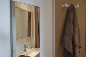 Douche, sĂšche-cheveux, serviettes fournies, savon