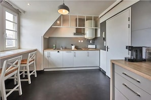 Fridge, microwave, stovetop, dishwasher