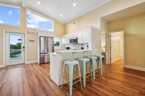 Geladeira, micro-ondas, fogão, cooktop