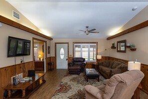 テレビ、卓球台