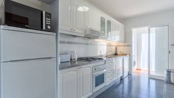 Departamento estándar | Cocina privada | Refrigerador, microondas, horno y parrilla de estufa