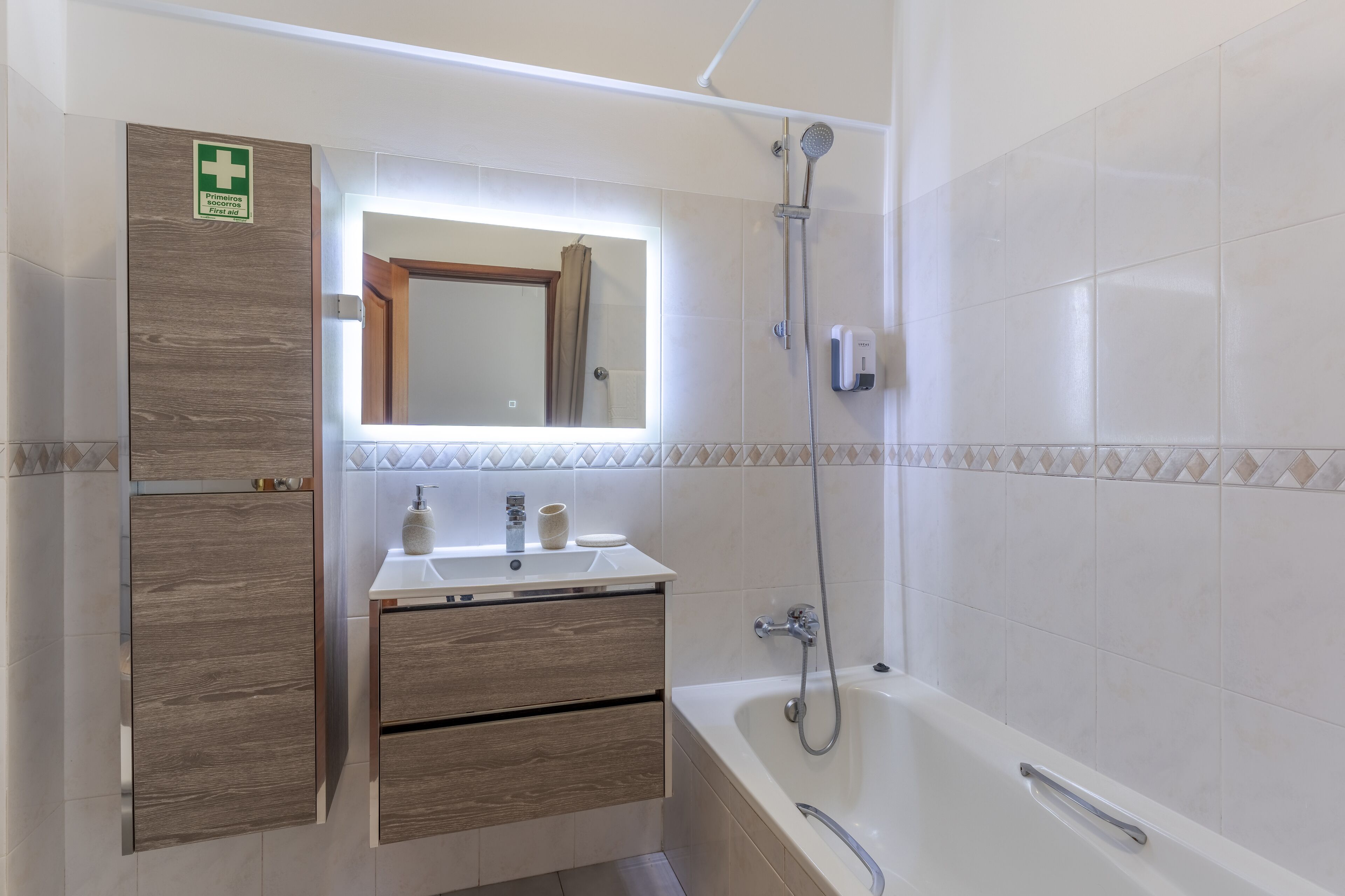 Standard Apartment | Bathroom | Bathtub, hair dryer, bidet, towels