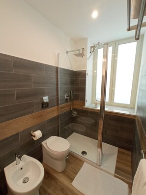 Shower, hair dryer, bidet, towels - Cappucci Garden House, nice apartment with little garden few steps from seafront (Pozzuoli)