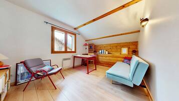 Télévision, cheminée, lecteur de DVD