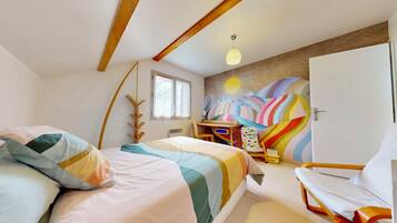 4 slaapkamers, een strijkplank/strijkijzer, wifi