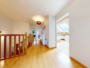 4 عدّة غرف نوم ومكواة/لوح كي وواي فاي