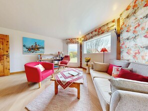 Een televisie, een open haard en een dvd-speler