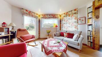 Televisie, een open haard en een dvd-speler