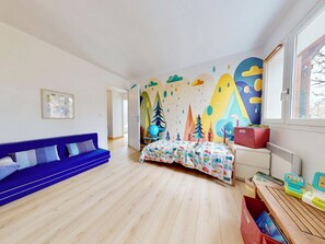 4 bedrooms, iron/ironing board, WiFi