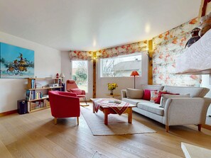 テレビ、暖炉、DVD プレーヤー