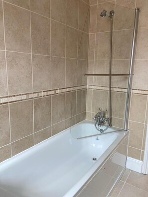 Apartment, Mehrere Betten | Badezimmer