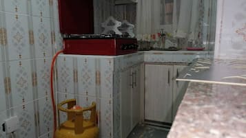 Business Apartment | Private kitchen | Fridge, microwave, cookware/dishes/utensils