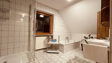 Baignoire, sĂšche-cheveux, serviettes fournies, savon
