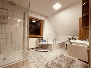 Bathtub, hair dryer, towels, soap - A whole house just for you (Haundorf)